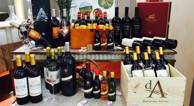 隨著我國經濟的發展變化，如今在飛速發展的同時，有不少人都想要選擇自主創業來實現自己的事業和理想。近些年來在酒水行業之中，紅酒比較受關注，良好的發展也吸引了不少人投資，那么現在做紅酒生意賣紅酒賺錢嗎?